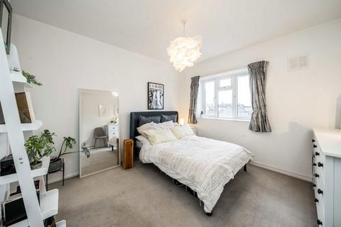 1 bedroom flat for sale, Lochinvar Street, London SW12