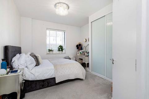 2 bedroom flat to rent, Blairderry Road, London SW2