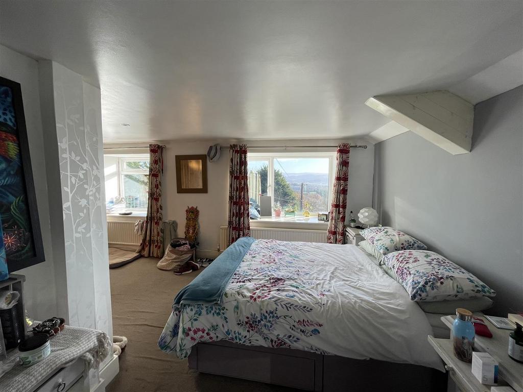 1st FLOOR - MASTER BEDROOM