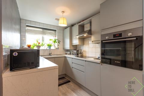 3 bedroom flat for sale, London N11