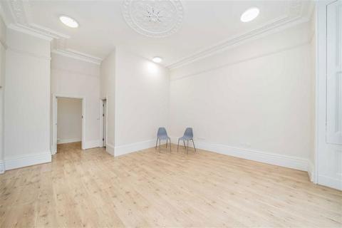 Studio to rent, Queen's Gate, London SW7