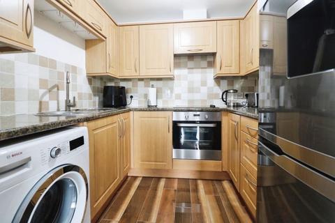 2 bedroom flat for sale, Hawkes Close, Langley