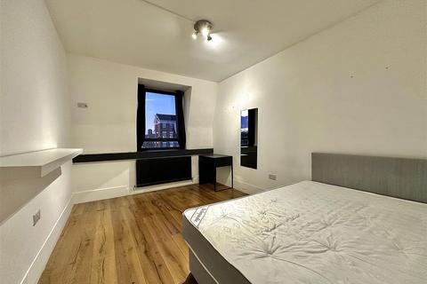 2 bedroom flat to rent, Mile End Road, London E3