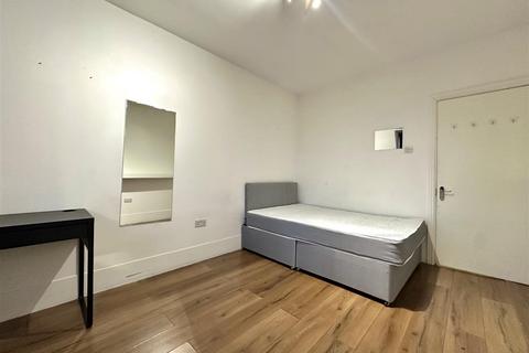 2 bedroom flat to rent, Mile End Road, London E3