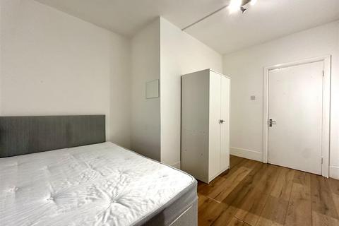 2 bedroom flat to rent, Mile End Road, London E3