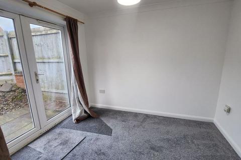 3 bedroom terraced house to rent, 44 Finchale Avenue, Priorslee. TF2 9YE