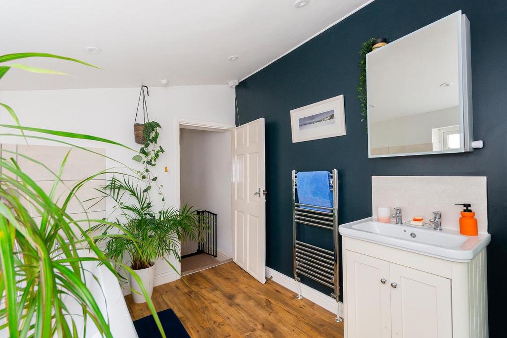 0 S7 SSG - Bathroom A.jpg