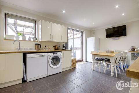 3 bedroom semi-detached house for sale, Farndale Avenue, London, N13