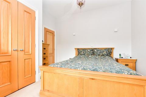 1 bedroom flat for sale, Coombe Hall Park, East Grinstead, West Sussex