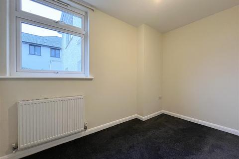 2 bedroom flat to rent, Pentire Avenue, Newquay TR7