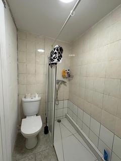 Studio to rent, Bryantwood Road, London N7