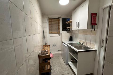 Studio to rent, Bryantwood Road, London N7