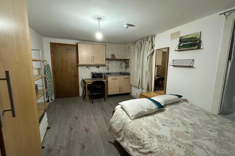 Studio to rent, Bryantwood Road, London N7