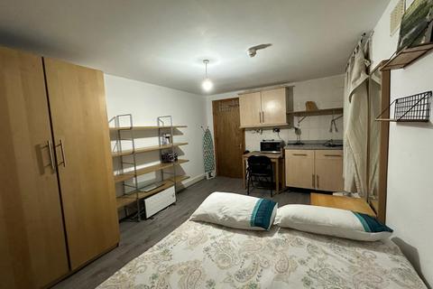 Studio to rent, Bryantwood Road, London N7