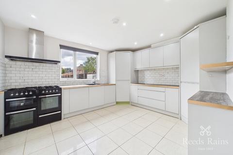 3 bedroom end of terrace house to rent, Middleton Road, York YO24