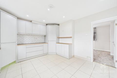3 bedroom end of terrace house to rent, Middleton Road, York YO24