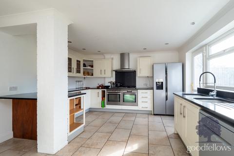 5 bedroom semi-detached house to rent, Foresters Drive, Wallington SM6