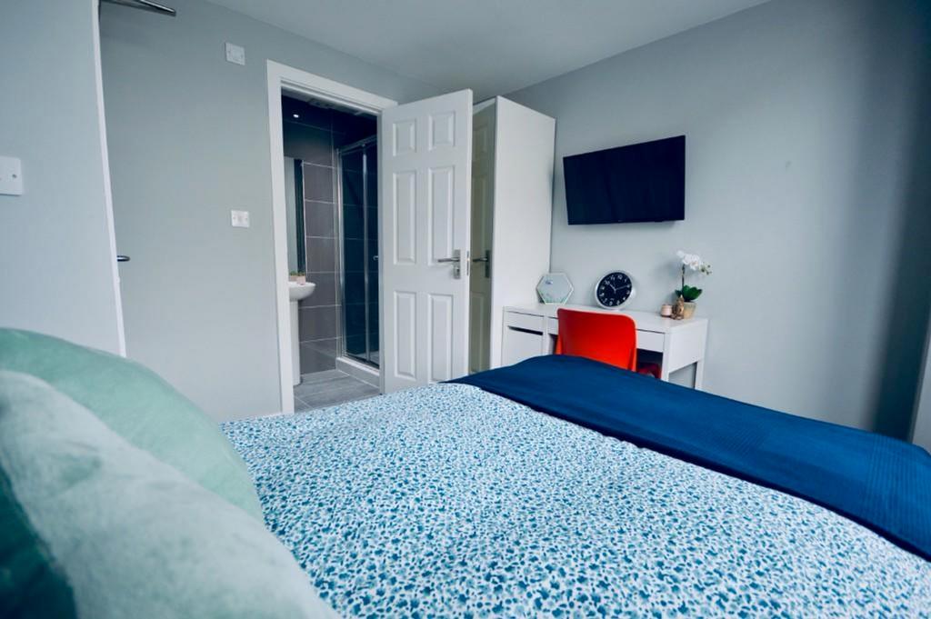 A stylish and well-maintained double bedroom fe...