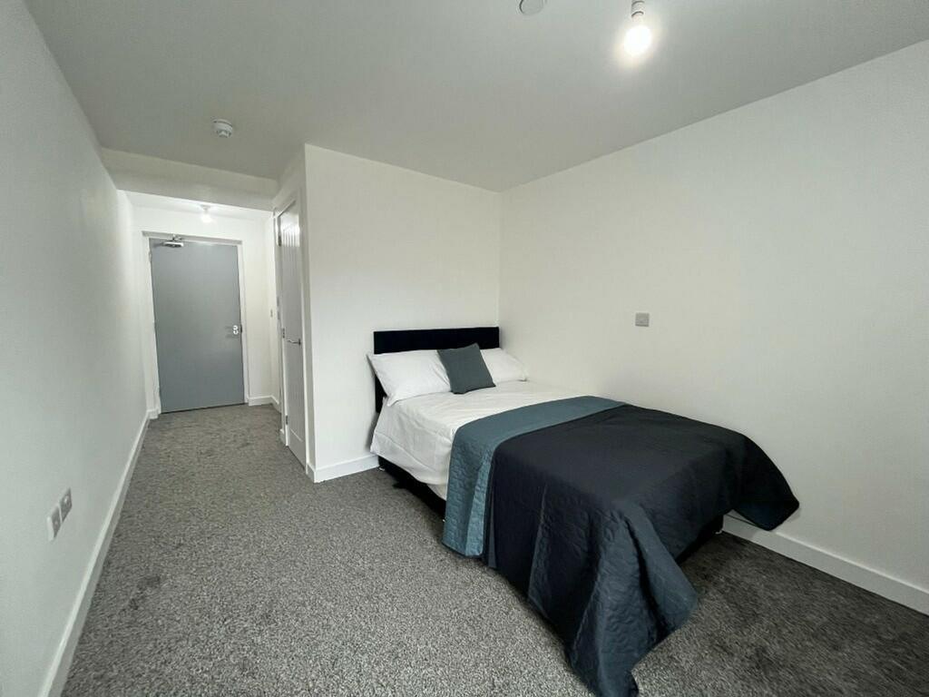 A spacious and tidy double bedroom perfect for ...