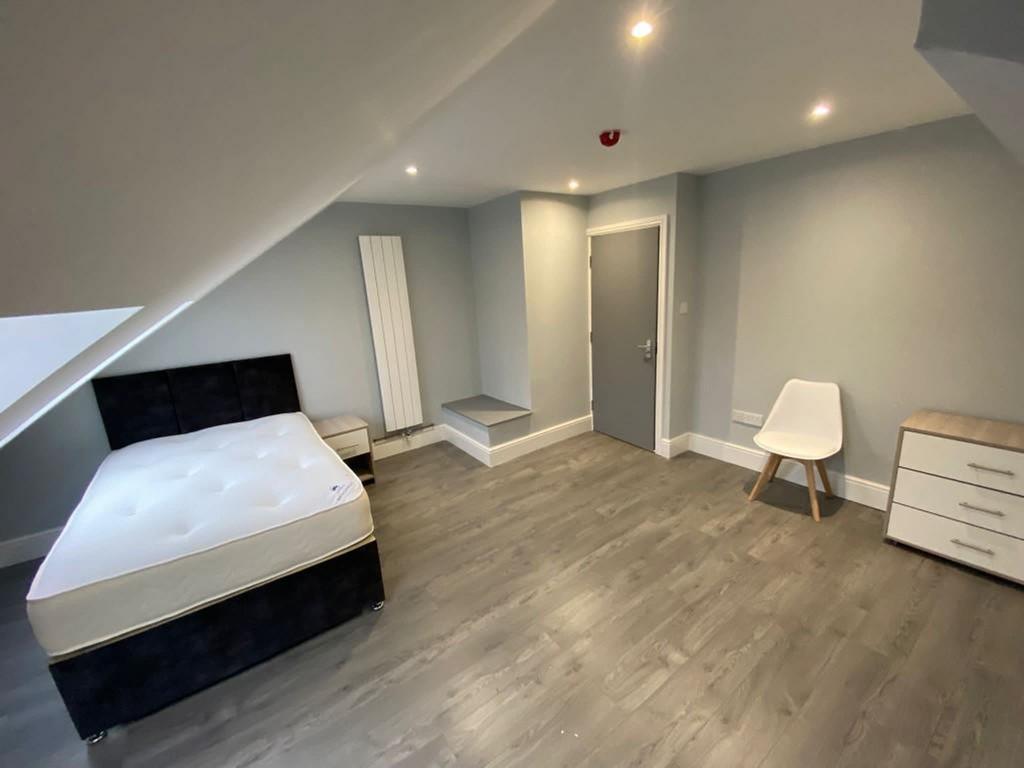 This stylish double bedroom features ample natu...