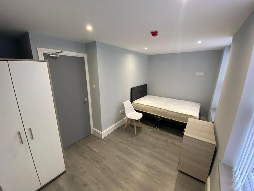Bright and spacious double bedroom featuring mo...