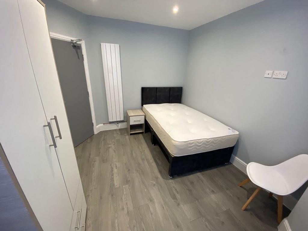 This well-appointed double bedroom features a s...