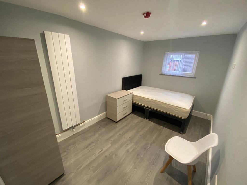 This inviting double bedroom features a spaciou...
