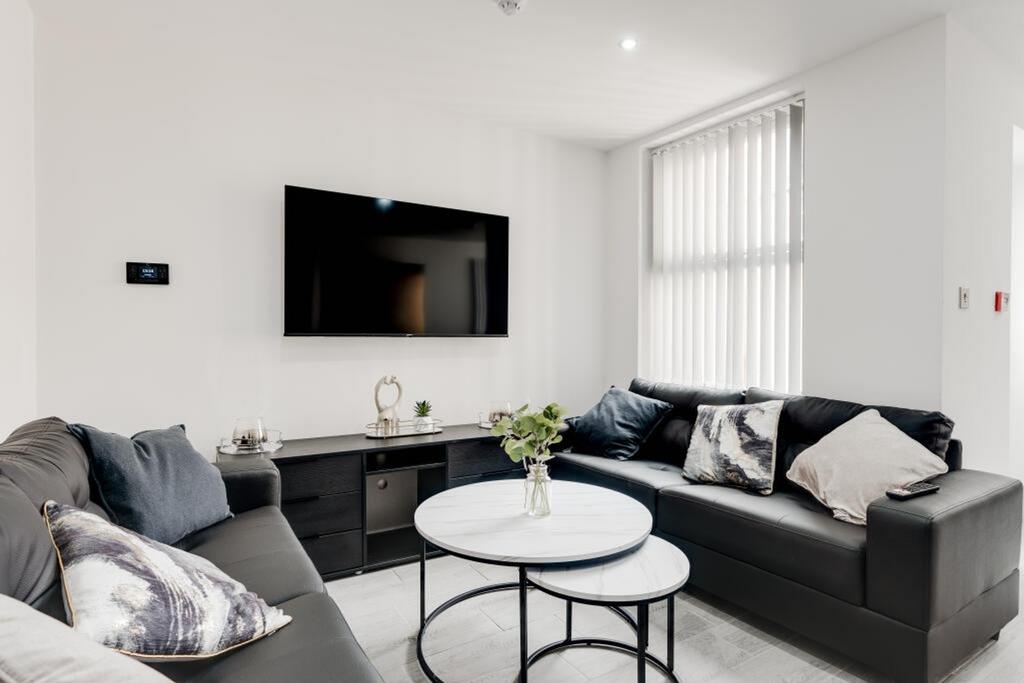 A bright and inviting large modern living room ...