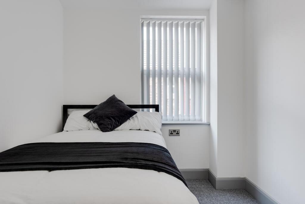 A bright and tidy double bedroom, perfect for s...