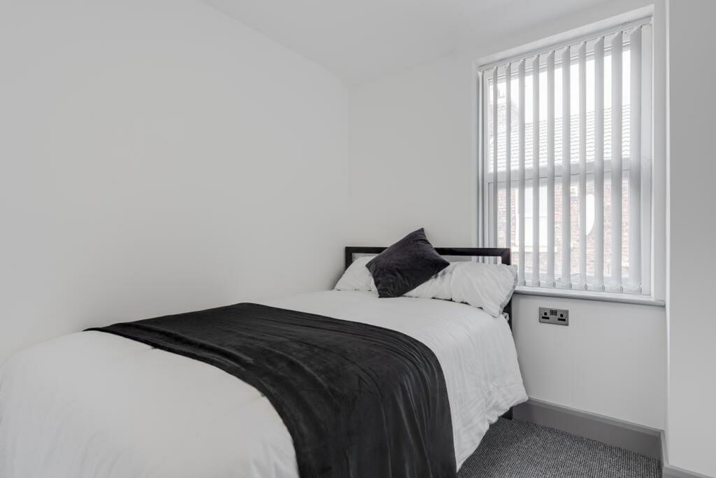 A bright and tidy double bedroom, perfect for s...