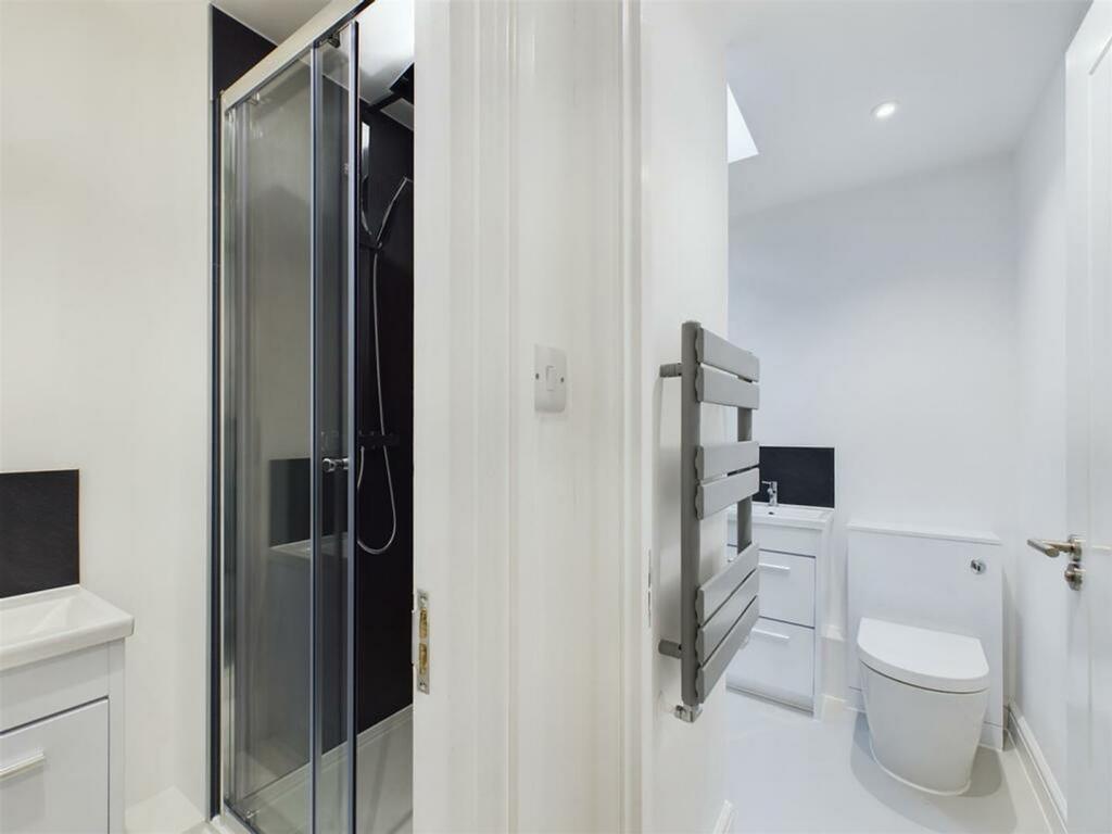 A modern and clean bathroom featuring a spaciou...
