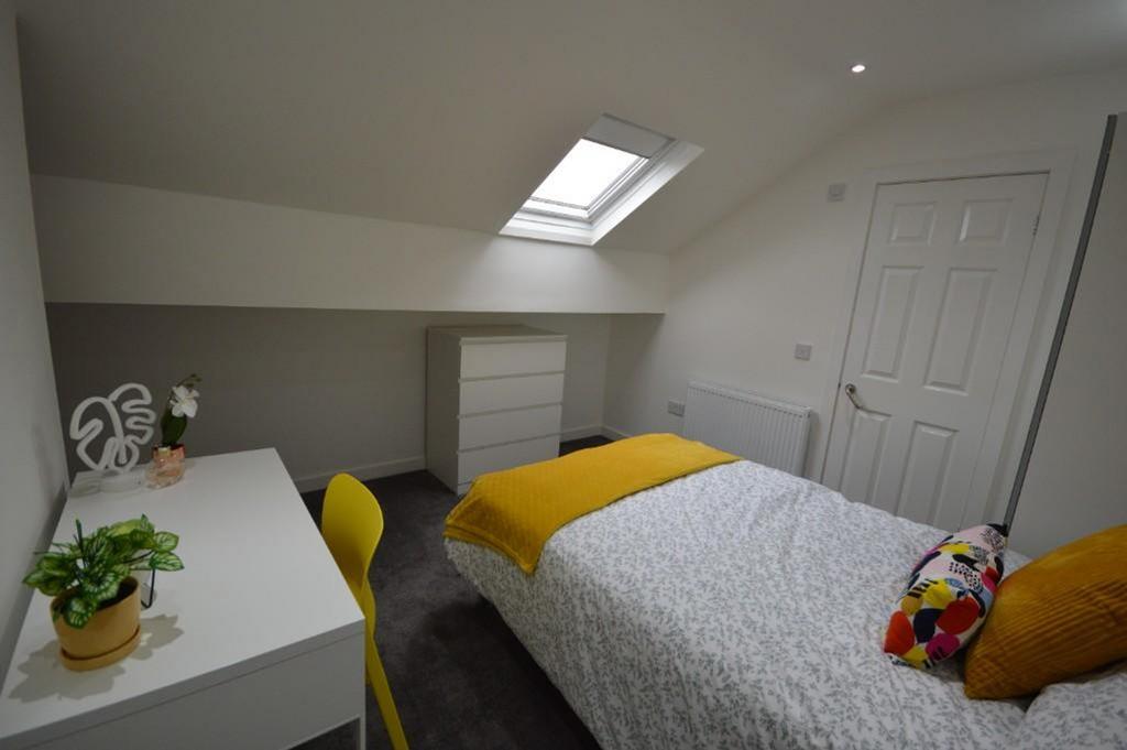 A cozy double bedroom featuring a comfortable b...