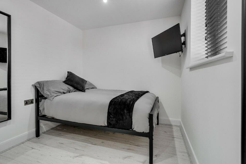 This cozy double bedroom features a stylish des...