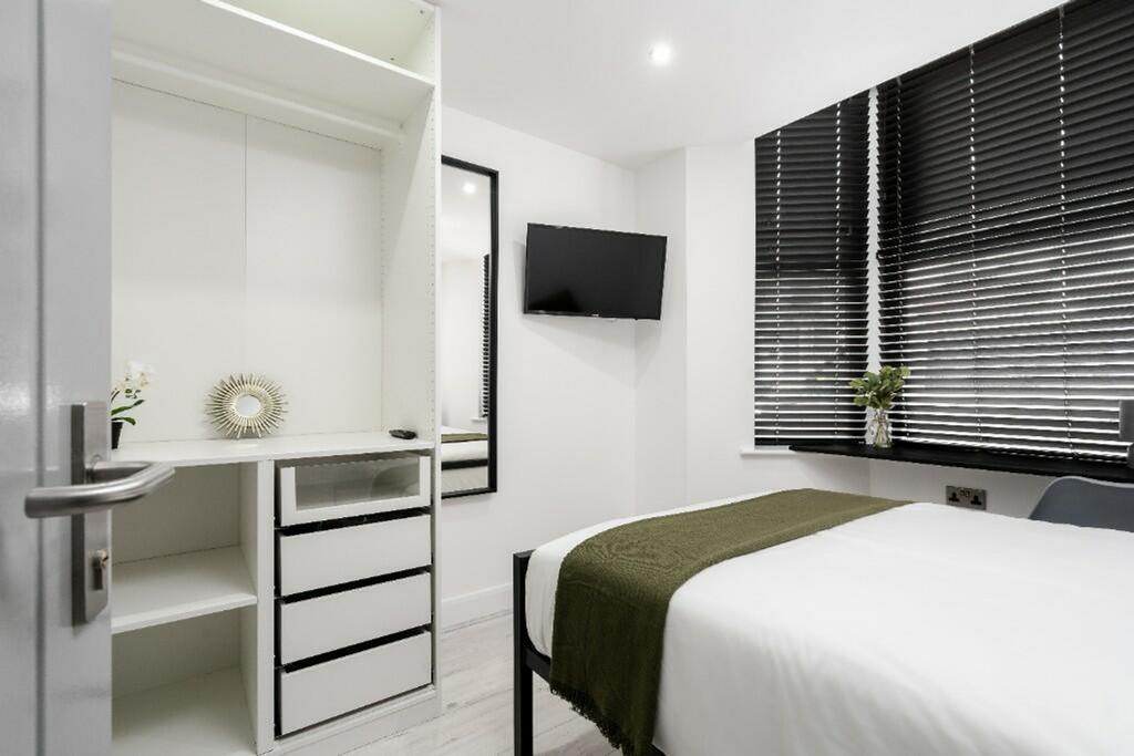 This beautifully designed double bedroom featur...
