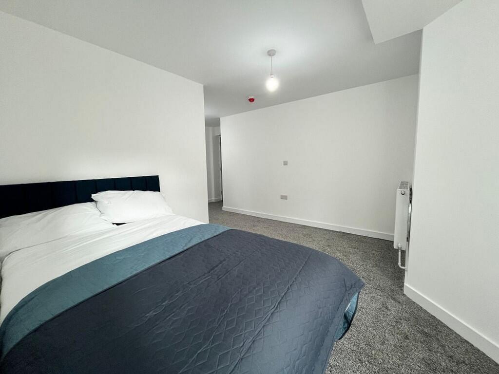 A spacious and clean double bedroom with ample ...