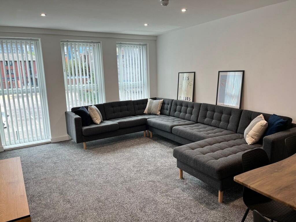 A spacious and inviting large modern living roo...
