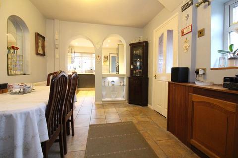 68 Planks Lane, Wombourne, Wolverhampton, WV5 8DU