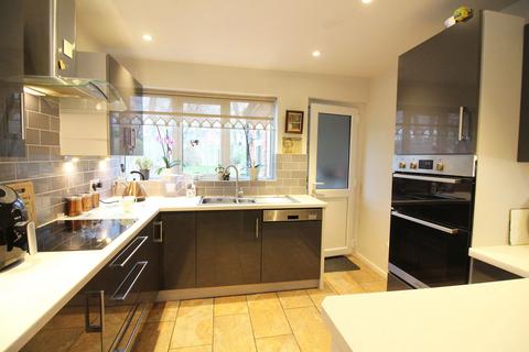68 Planks Lane, Wombourne, Wolverhampton, WV5 8DU