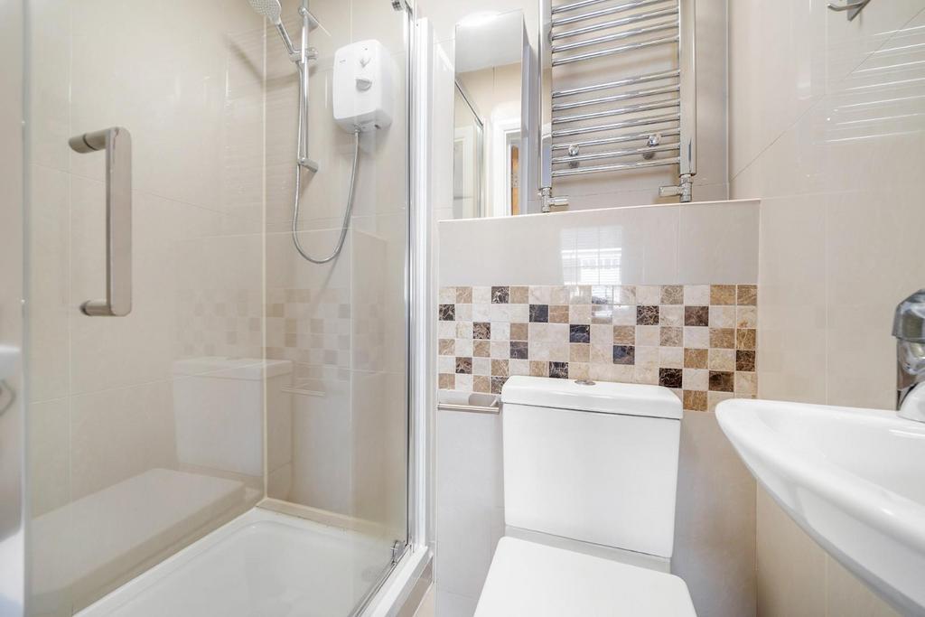 Bedroom 1 Ensuite.jpg