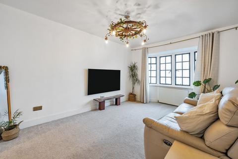 2 bedroom flat for sale, South Street, Epsom KT18