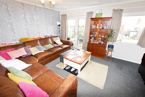 4 bedroom semi-detached house for sale, Ruskoi Road, Canvey Island SS8