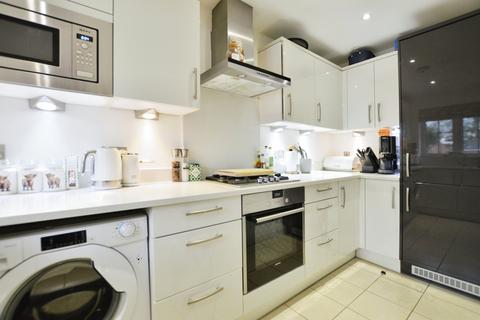 2 Binfield Close, Byfleet, West Byfleet, KT14 7FJ