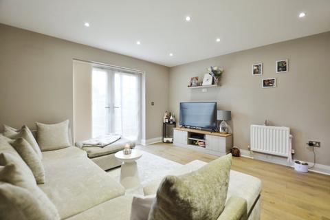 2 Binfield Close, Byfleet, West Byfleet, KT14 7FJ