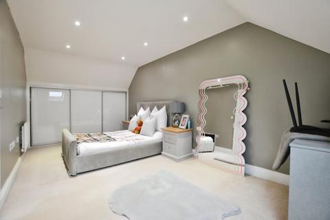 2 Binfield Close, Byfleet, West Byfleet, KT14 7FJ