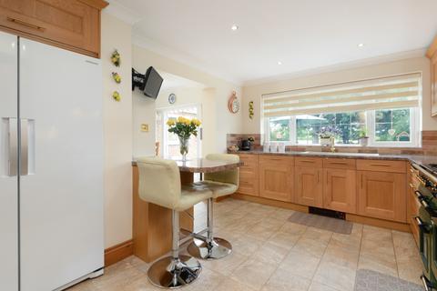 2 bedroom detached bungalow for sale, Ashford Road, Kingsnorth