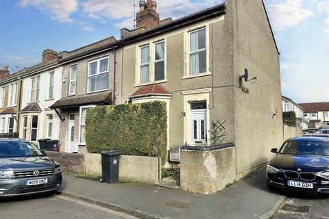 3 bedroom end of terrace house to rent, King Street, Kingswood