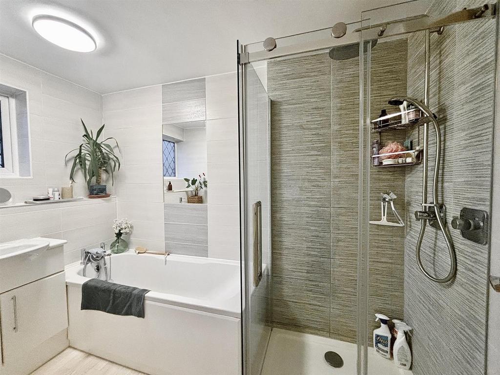Main Bathroom.jpg
