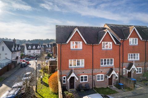 4 bedroom end of terrace house for sale, Poplar Mews, Haywards Heath, RH16