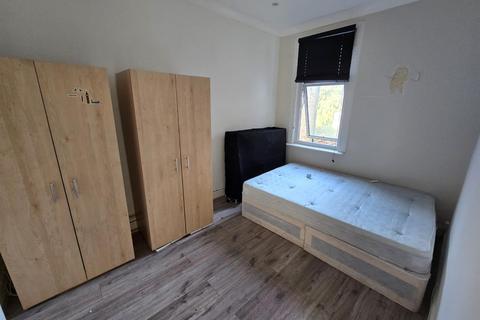 4 bedroom house to rent, Holmwood Road, Enfield