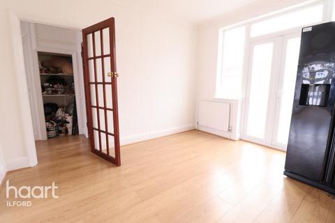 3 bedroom terraced house to rent, Holland Park Avenue, Ilford